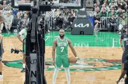 yy易游真人包含今夜NBA总决赛焦点战，克里夫兰骑士豪取连胜，悬念犹存，控场能力受关注的词条